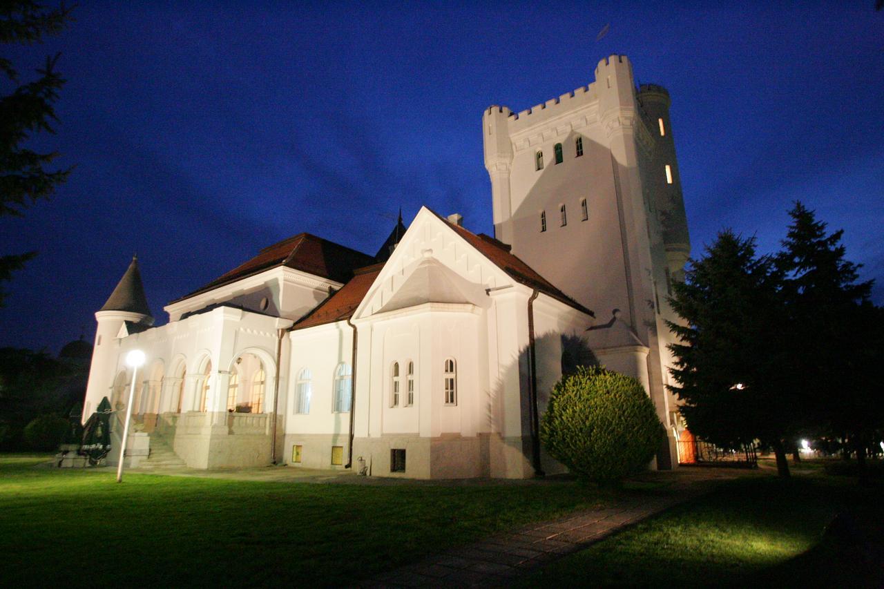 Dvorac Fantast Panzió Óbecse Kültér fotó