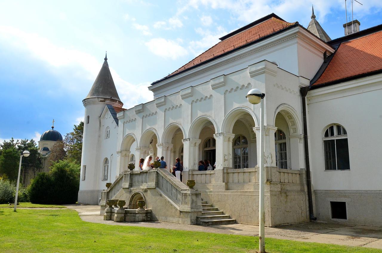 Dvorac Fantast Panzió Óbecse Kültér fotó