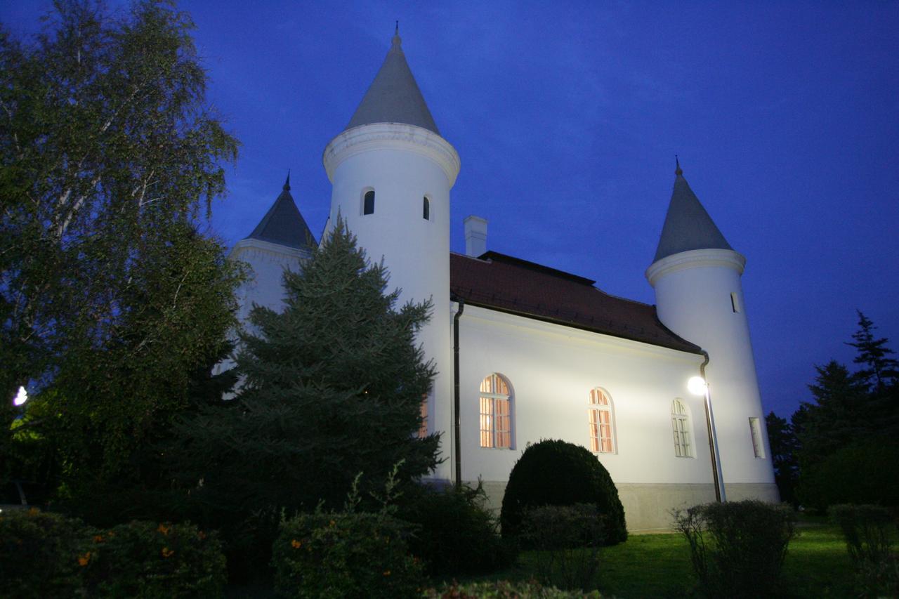 Dvorac Fantast Panzió Óbecse Kültér fotó